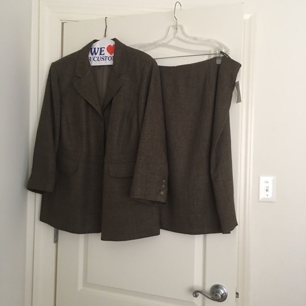 Women’s jacket and skirt suit